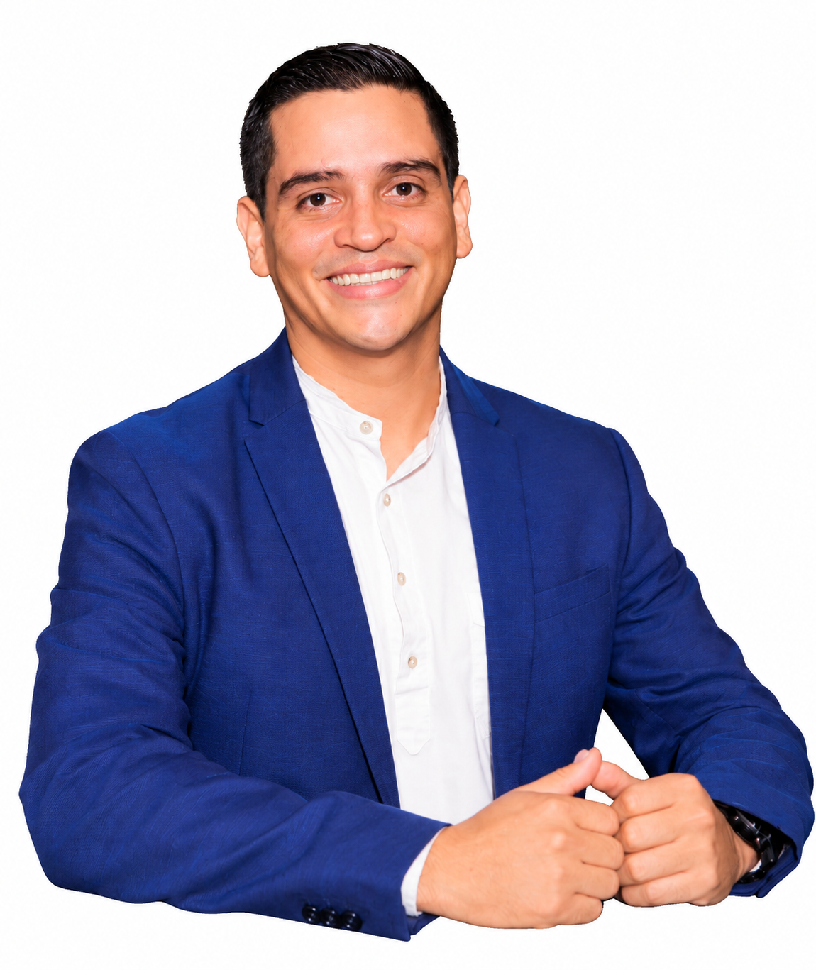 Xavier Almengor con saco azul y fondo blanco, retrato profesional